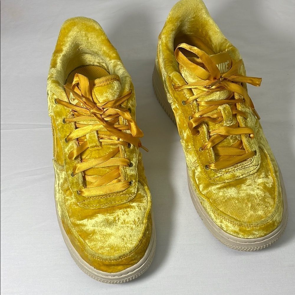 Nike LVS GS Gold Crushed Velvet Sneakers Size 5Y (Women’s 6.5) Air Force 1
